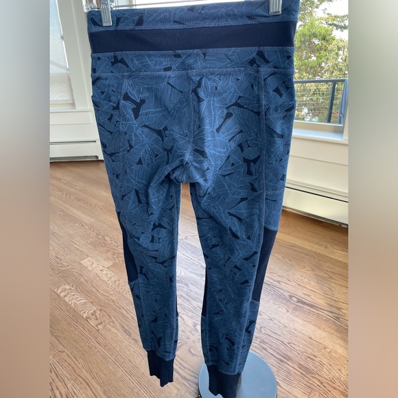 Athleta Women Topical Excursion Tight Blue Floral Size Small Ribbed Side Pockets - Picture 3 of 10